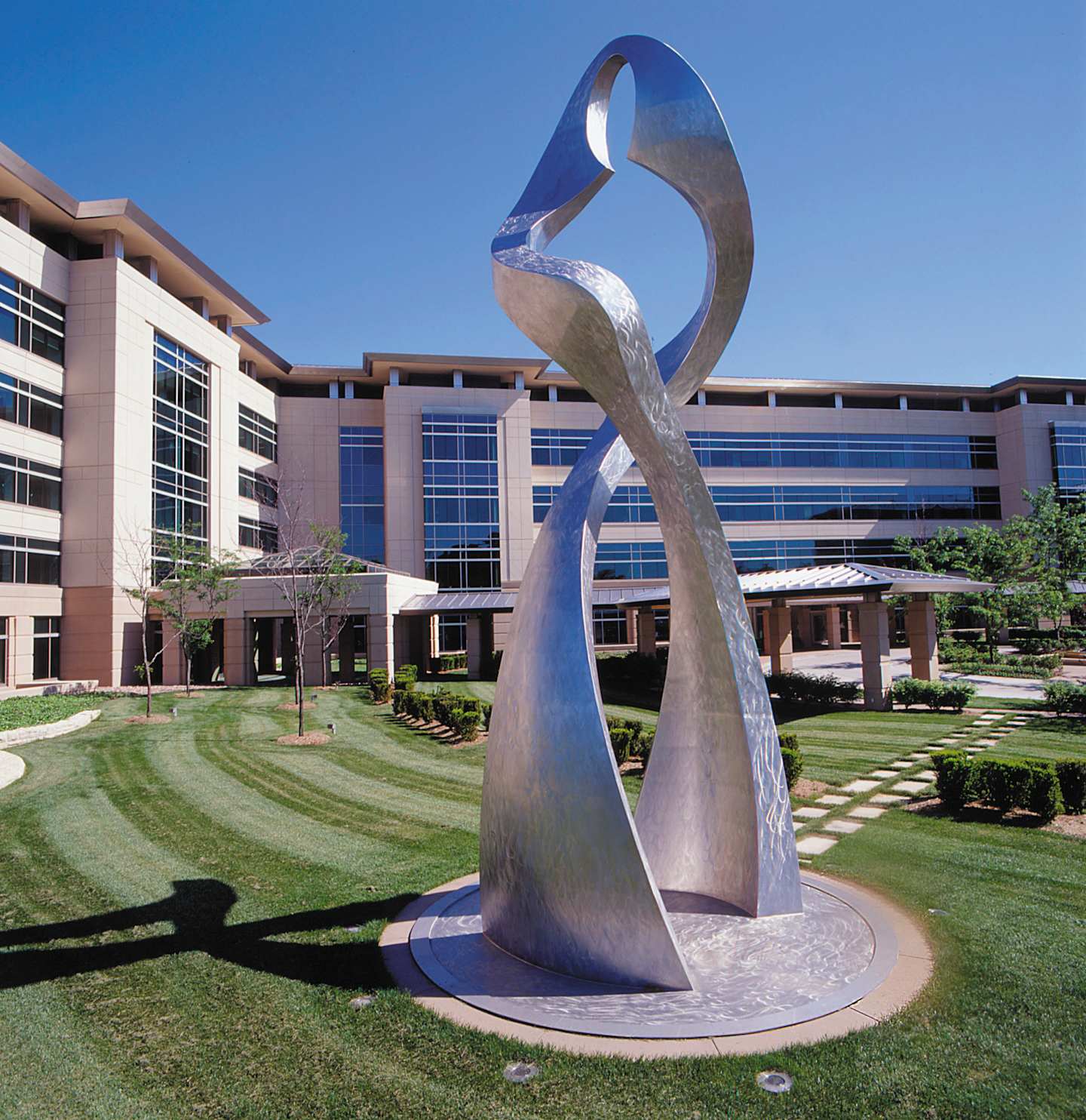 Helix statue at exterior of the Stowers Institute for Medical Research.
