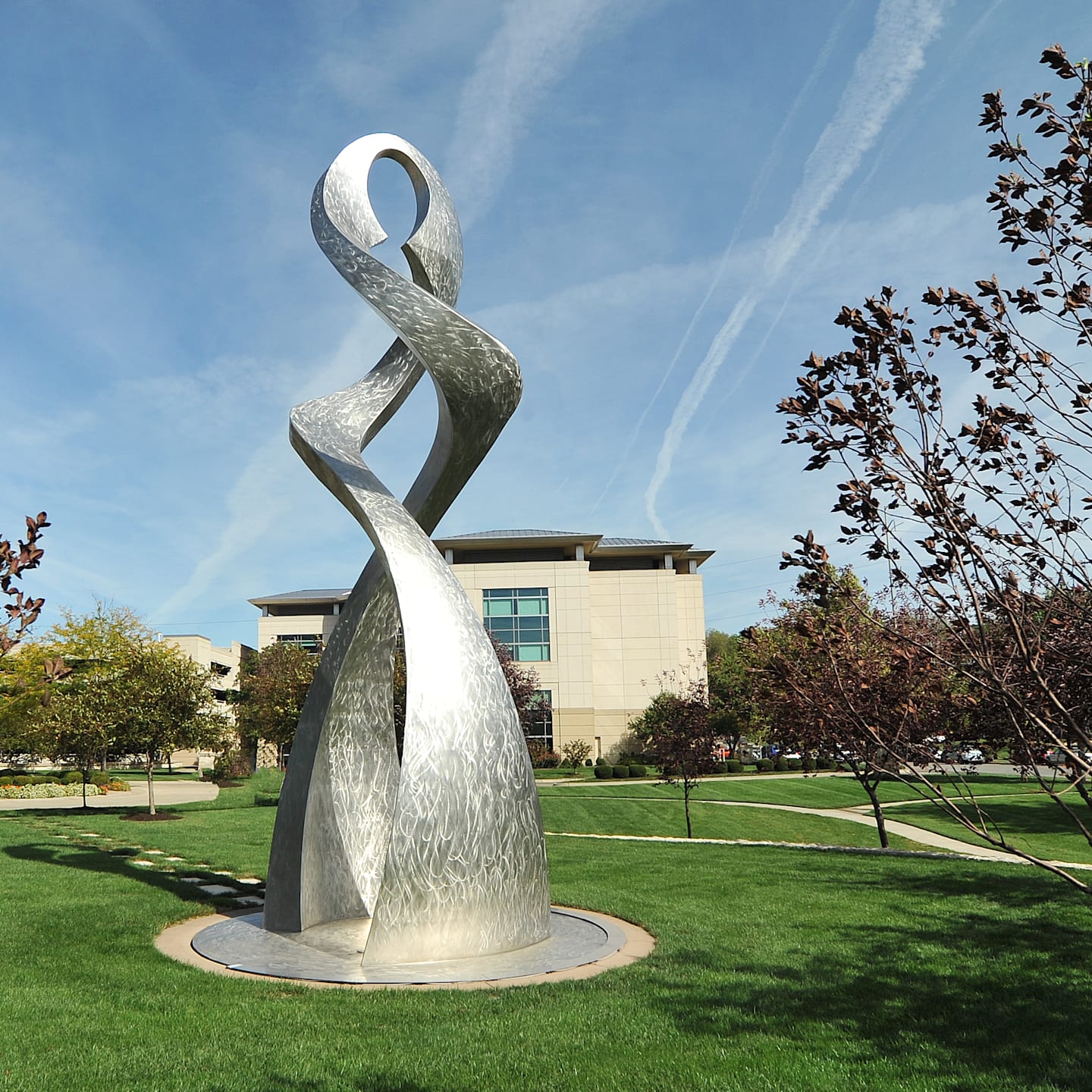 Helix statue at exterior of the Stowers Institute for Medical Research.